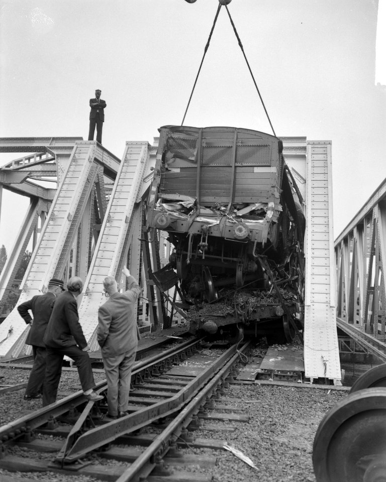 Treinongeluk in Tilburg Twee goederenwagens tussen de spoorbrug, Bestanddeelnr 912-5538