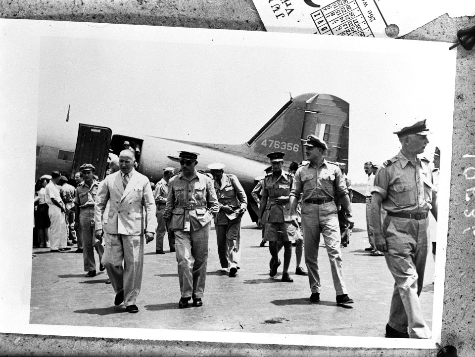Vanochtend is het eerste Franse vliegtuig op de militaire lijn Batavia-Saigon ui, Bestanddeelnr 901-9536