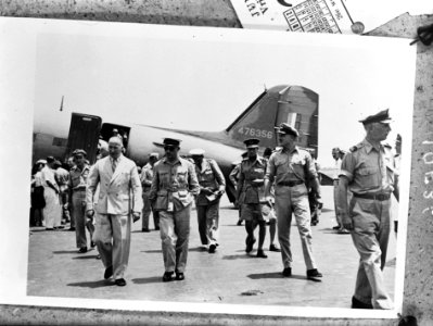 Vanochtend is het eerste Franse vliegtuig op de militaire lijn Batavia-Saigon ui, Bestanddeelnr 901-9536