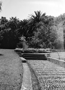 Van de Polls vrouw Nell Langlais in een tuin op Madeira, Bestanddeelnr 190-0173