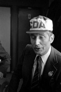 Van Agt met CDA-petje, Bestanddeelnr 929-1369