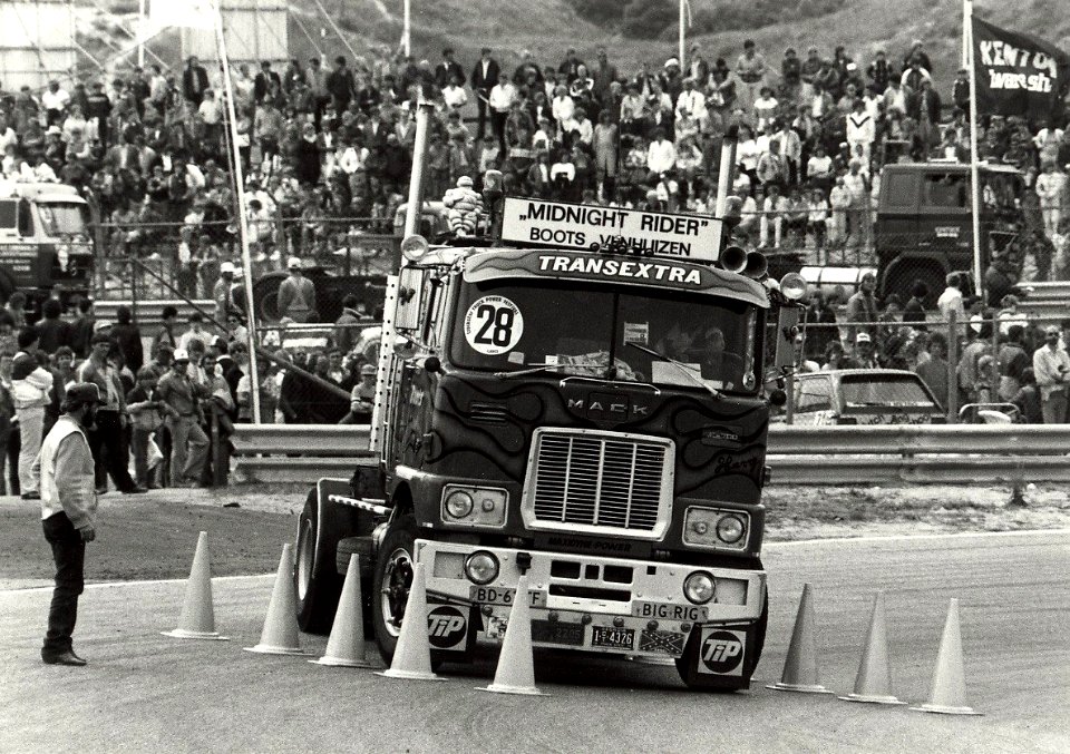 Truckrace op het circuit van Zandvoort. Aangekocht in 1983 van fotograaf C. de Boer. - Negatiefnummer 23125 k 16. - Gepubliceerd in het Haarlems Dagblad dd. 13.06.1983. - Negatiefnummer 2312, 
