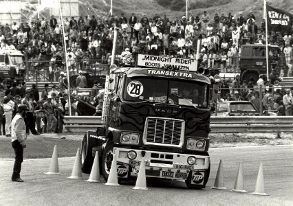Truckrace op het circuit van Zandvoort. Aangekocht in 1983 van fotograaf C. de Boer. - Negatiefnummer 23125 k 16. - Gepubliceerd in het Haarlems Dagblad dd. 13.06.1983. - Negatiefnummer 2312, 