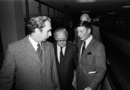 Van Agt op Schiphol, geheel links J Sankey (Britse ambassadeursraad), midden mr, Bestanddeelnr 928-9635
