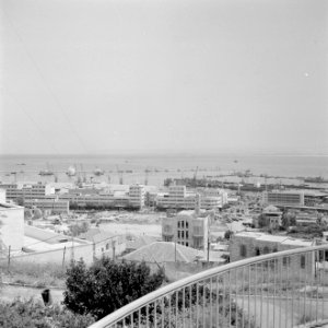 Uitzicht vanaf een terras over de stad, de haven en de Middellandse zee, Bestanddeelnr 255-2132
