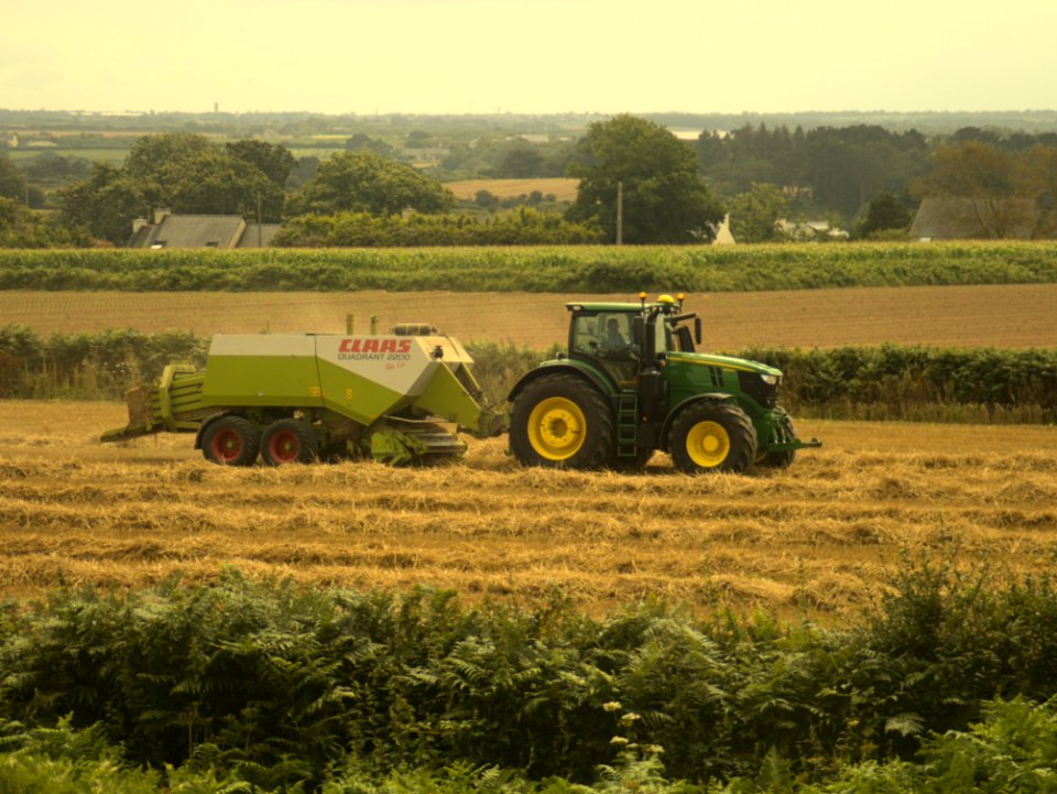 Tractor with baler Claas Quadrant