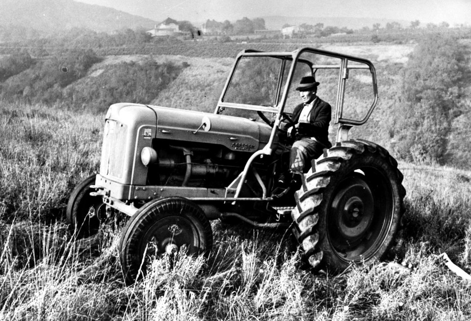 Tractor with safety protection - Tractor met beveiligingsb, Bestanddeelnr 923-7364 (cropped)