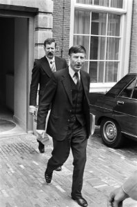 Van Agt verlaat Ministerie van Algemene Zaken na gesprek met Den Uyl over kabine, Bestanddeelnr 929-2296