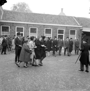 Uitvaart Claude Berkeley , de familie waarbij de moeder tweede van rechts, Bestanddeelnr 918-2519