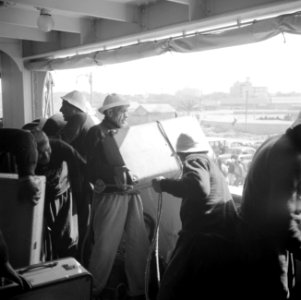 Van boord halen van bagage in de haven van Alexandrië, Bestanddeelnr 255-6587