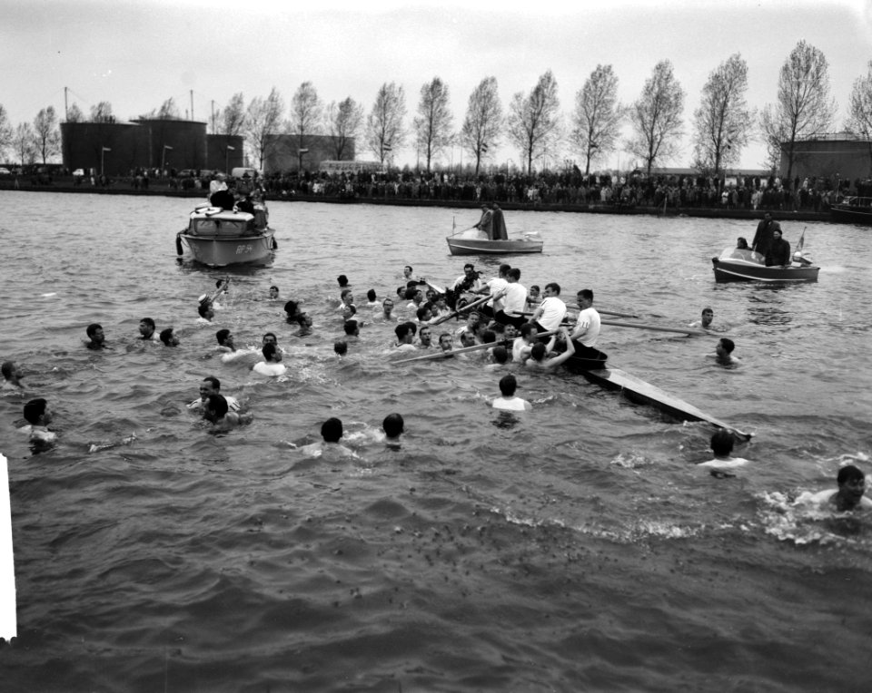 Varsity op Amsterdam-Rijnkanaal (opgewonden supporters), Bestanddeelnr 913-8737