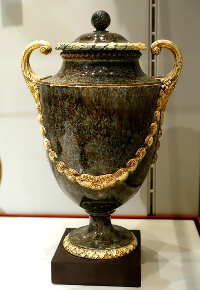Vase, 1769-1772, Queen's ware with imitation porphyry, gilding, black basalt base - Wedgwood Museum - Barlaston, Stoke-on-Trent, England - DSC09600