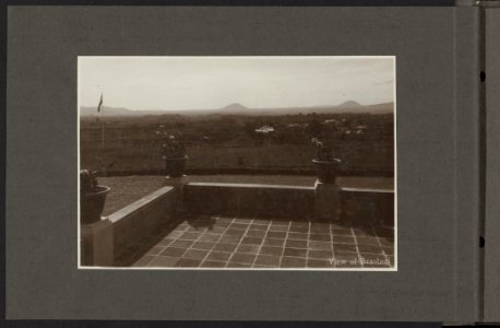 Uitzicht over landschap met heuvels en bergen vanaf een terras van Grand Hotel B, Bestanddeelnr 806 08
