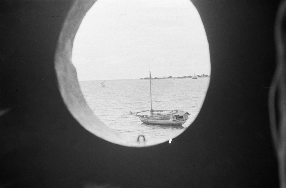 Uitzicht vanuit een patrijspoort, Bestanddeelnr 140-2-1