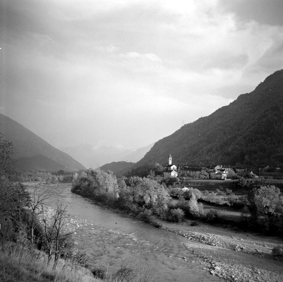 Vallemaggia Uitzicht op het dal van de rivier Maggia en het dorp Bignasco, Bestanddeelnr 254-4878