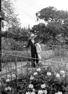 Van de Polls vrouw Nell Langlais in een tuin op Madeira, Bestanddeelnr 190-0164