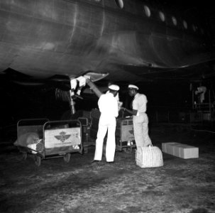 Uitladen van een vliegtuig op vliegveld Hato op Curaçao, Bestanddeelnr 252-7710