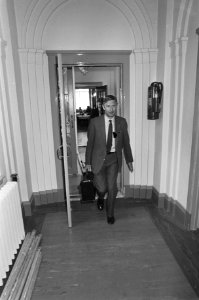 Van Agt komt aan bij de CDA-fractiekamer, Bestanddeelnr 931-6328