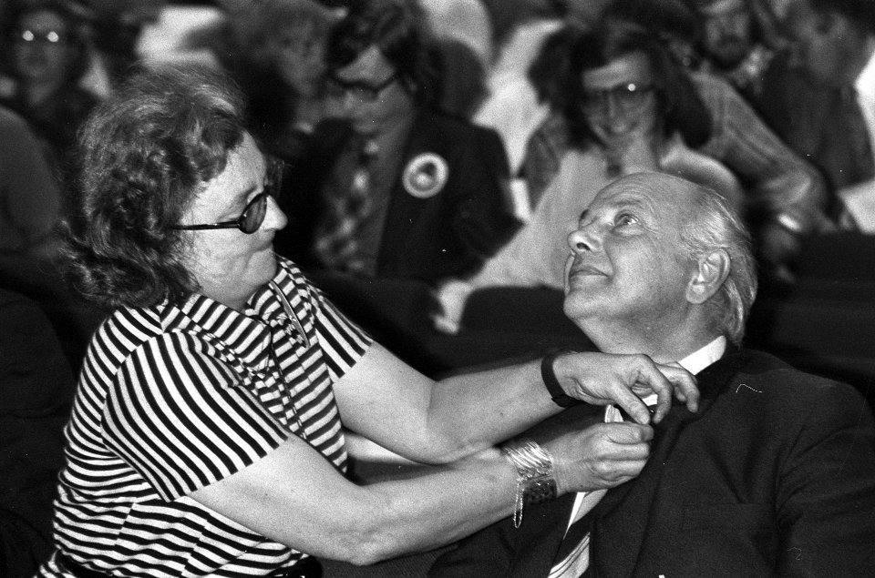 Veertiende PvdA-congres in de RAI, mevrouw Den Uyl speldt rozet op bij Den Uyl, Bestanddeelnr 926-6807