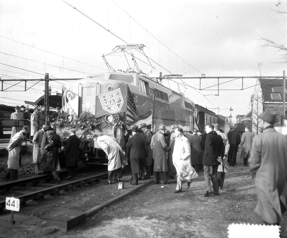 Veel aandacht van publiek voor de nieuwe locomotief, Bestanddeelnr 904-8666