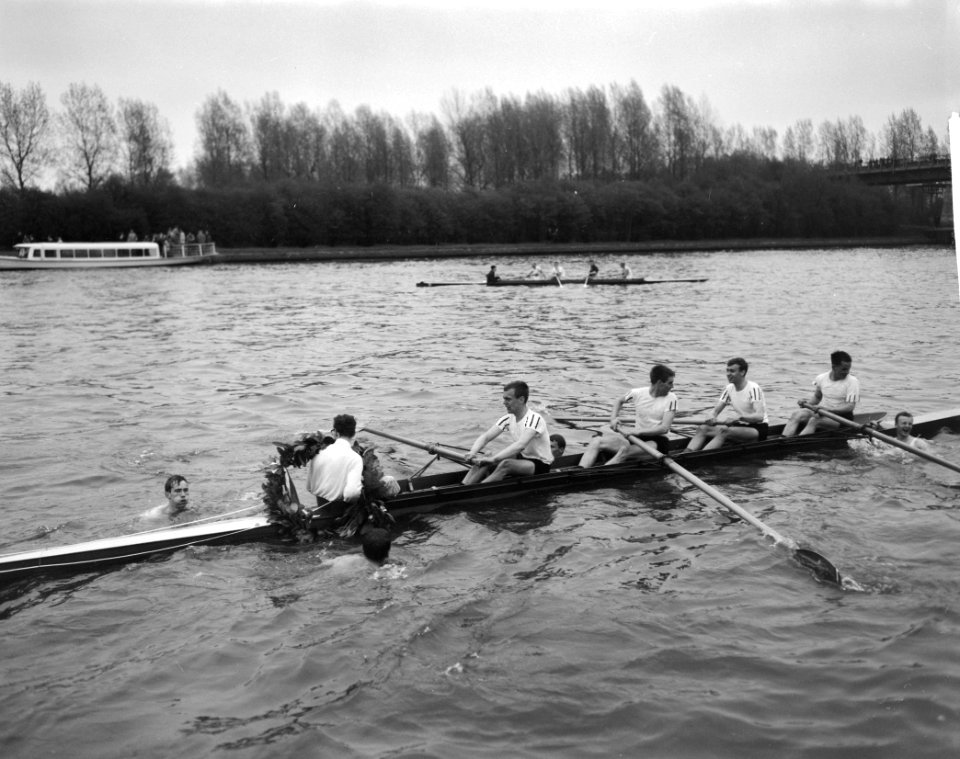 Varsity op Amsterdam-Rijnkanaal (opgewonden supporters), Bestanddeelnr 913-8734