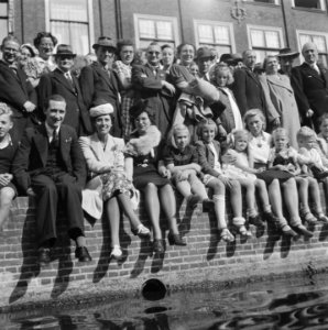 Veel publiek langs de gracht, Bestanddeelnr 900-7938