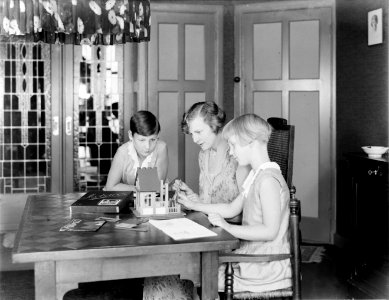 Van de Polls vrouw Nell Langlais en haar dochters Hans (links) en Renée zitten a, Bestanddeelnr 252-1195