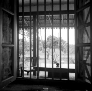 Uitzicht vanuit het huis op Java waar het bureau van het bataljon van het 8ste R, Bestanddeelnr 255-8357