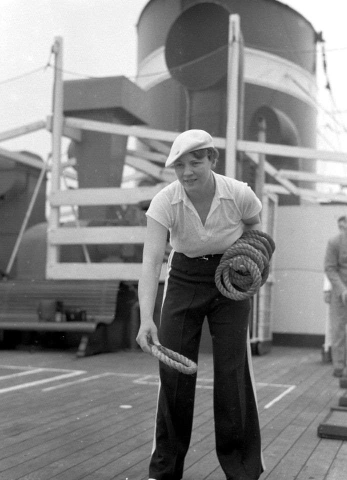 Van de Polls vrouw Nell Langlais speelt ringwerpen aan boord van de MS Colombia , Bestanddeelnr 190-0122