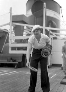 Van de Polls vrouw Nell Langlais speelt ringwerpen aan boord van de MS Colombia , Bestanddeelnr 190-0122