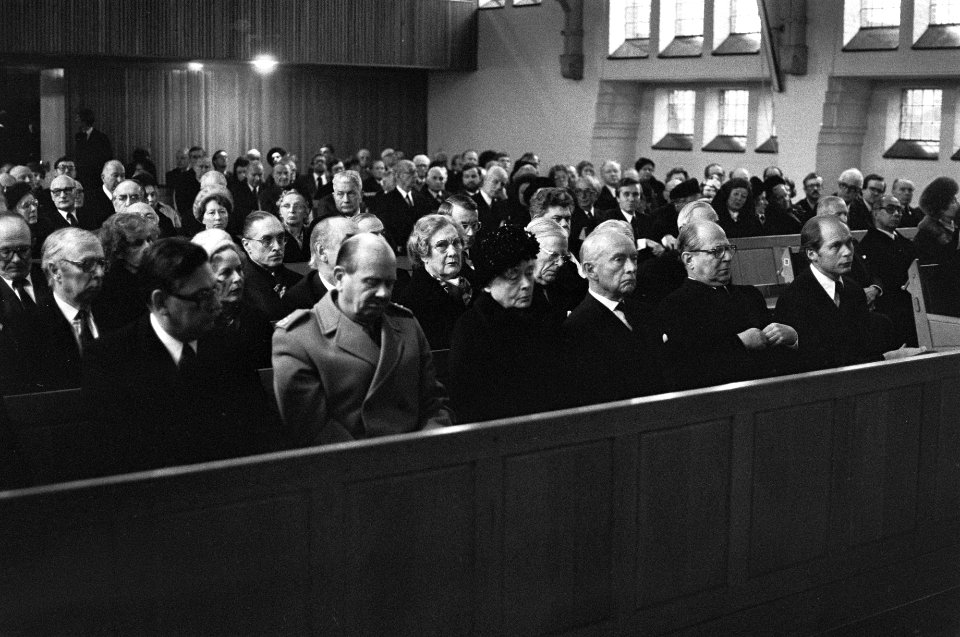 Uitvaartdienst oud minister Stikker, in Wassenaar Rietkerk (VVD), Zijlstra, den, Bestanddeelnr 930-6013