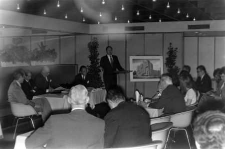 Uitleg over het te bouwen Mariott-hotel, tijdens de persconferentie, Bestanddeelnr 925-6776
