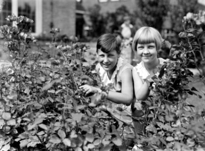 Van de Polls vrouw Nell Langlais met dochters Hans (links) en Renée in een tuin , Bestanddeelnr 252-1220 photo
