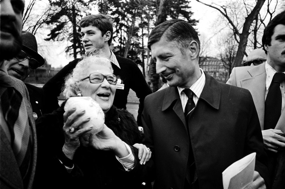 Van Agt in Maastricht dame biedt Van Agt paasei aan, Bestanddeelnr 929-6428