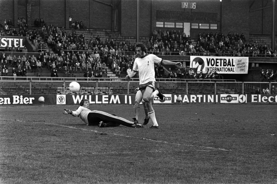 Van Bommel scoort tegen keeper Van Zoghel, Bestanddeelnr 929-0683