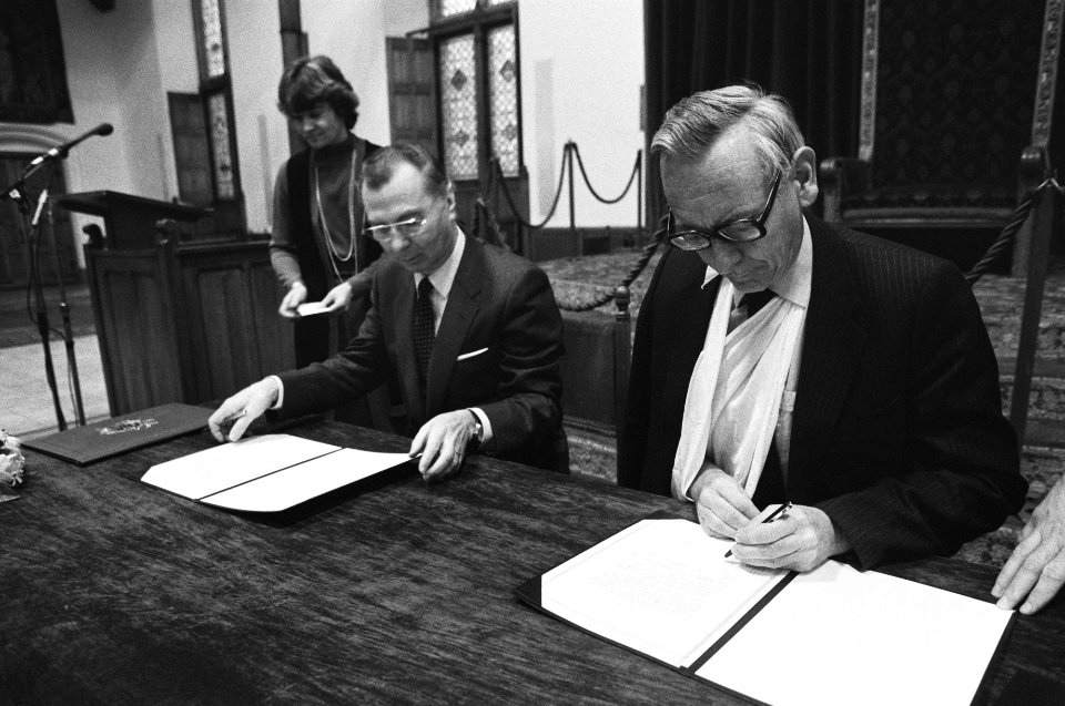 Uitwisseling Ridderzaal in Den Haag akten bekrachting Belgische-Ned. Taaluniever, Bestanddeelnr 931-9383