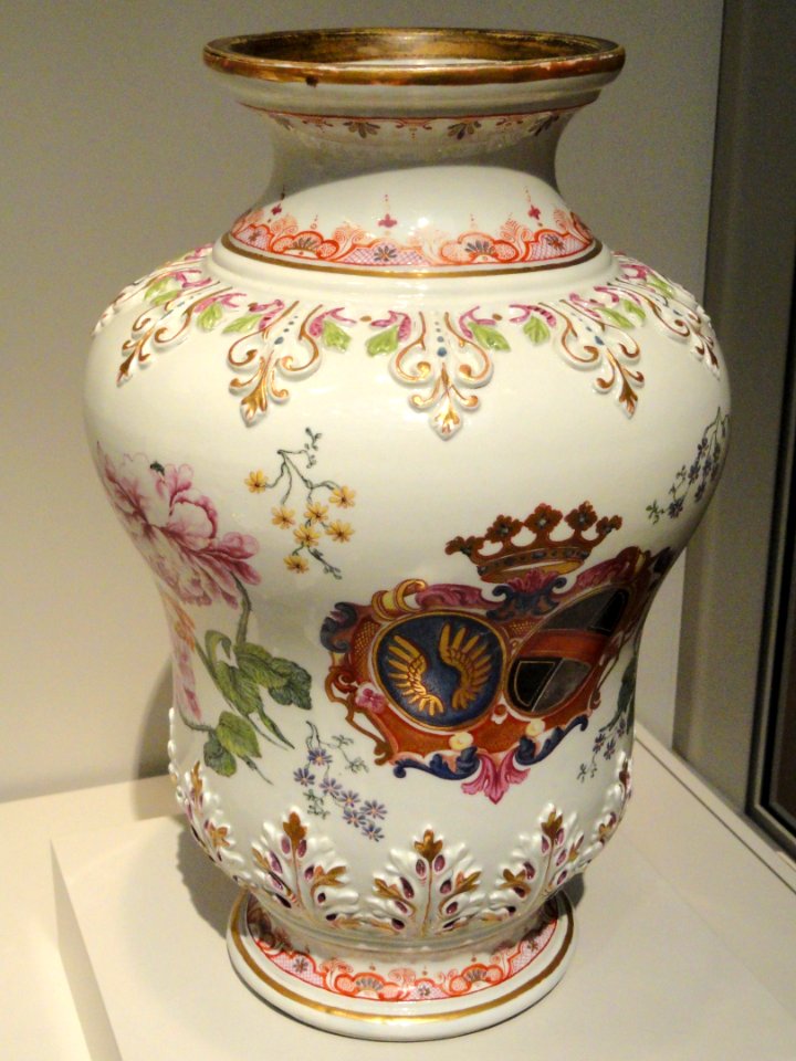 Vase, 1730-1735, Du Paquier Porcelain Manufactory, Vienna, porcelain, enamels, gilding - Art Institute of Chicago - DSC00008