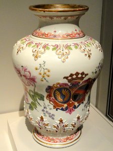Vase, 1730-1735, Du Paquier Porcelain Manufactory, Vienna, porcelain, enamels, gilding - Art Institute of Chicago - DSC00008