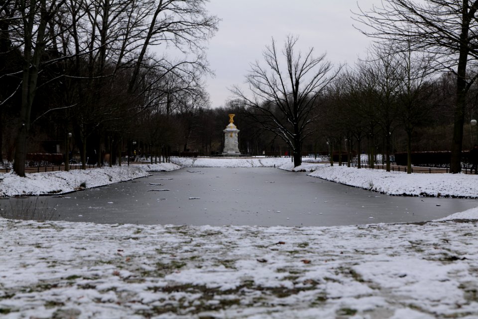 Venusbassin Tiergarten Berlin with ice and snow 2021-02-06 02