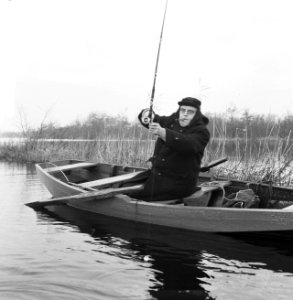 Vereniging Club der Honderd (vissen) vissende man in een roeiboot, Bestanddeelnr 918-5703