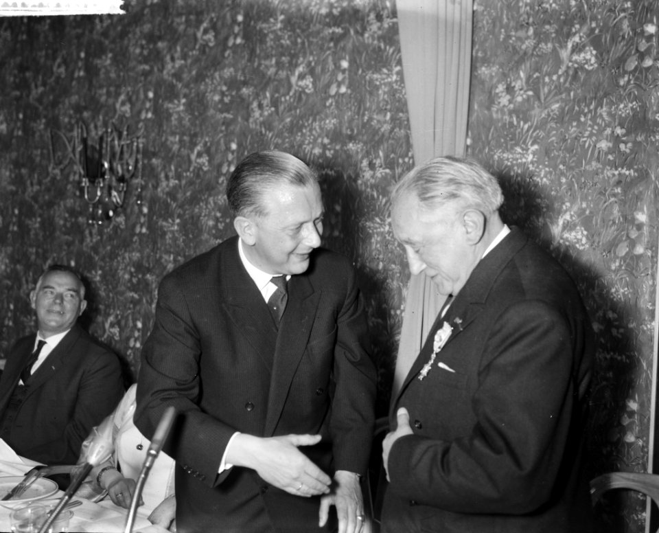 Vaz Dias 80 jaar Staatssecretaris Scholten en mr Vaz Dias, Bestanddeelnr 912-5182