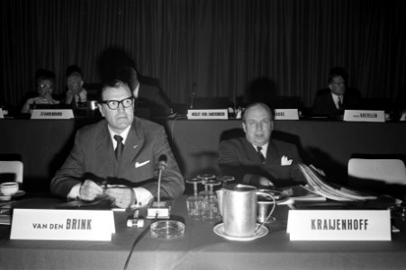 Van der Brink en Gualtherus Guup baron Kraijenhoff tijdens de vergadering, Bestanddeelnr 925-5911