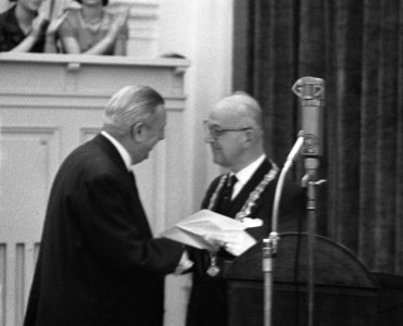 Uitreiking Constantijn Huygensprijs aan Anton van Duinkerken, Bestanddeelnr 911-8194