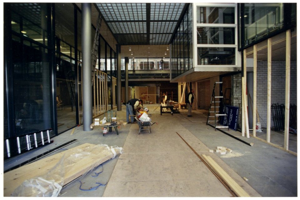 Verbouwing oostelijke passage Kennemerplein-zijde van het station te Haarlem. NL-HlmNHA 54037296