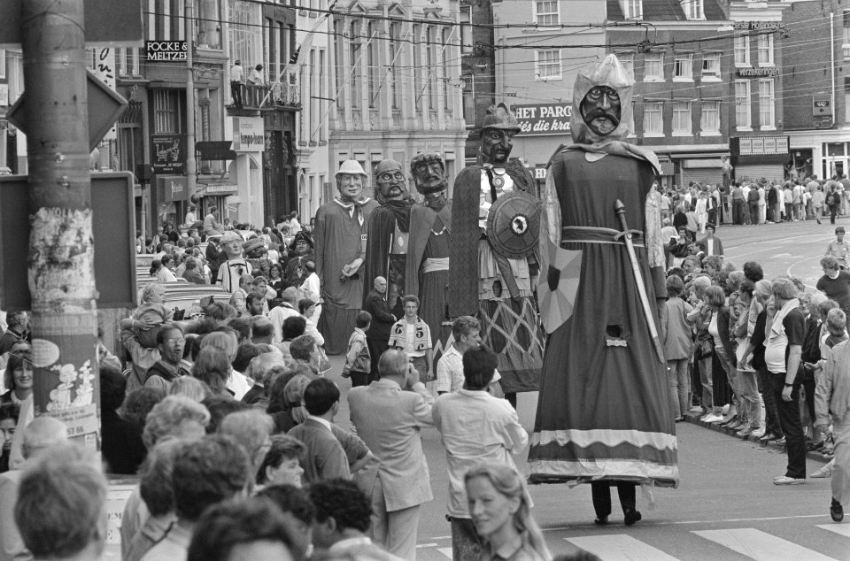 Uitmarkt in Amsterdam grote drukte optocht Vlaamse reuzen, Bestanddeelnr 934-0616