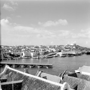 Uitzicht over de St. Annabaai in Willemstad. De pontonbrug draait open, Bestanddeelnr 252-3103