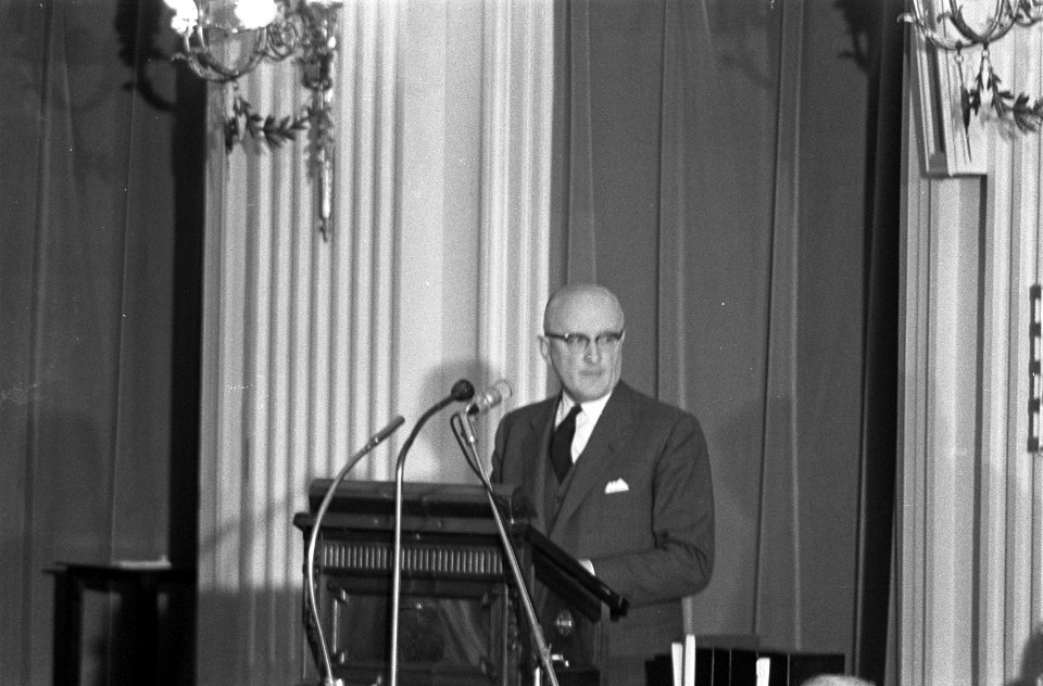 Verdrag met Bonn in Tweede Kamer . Prof. dr. C.L. Patijn (PvdA) aan het woord, Bestanddeelnr 914-8344