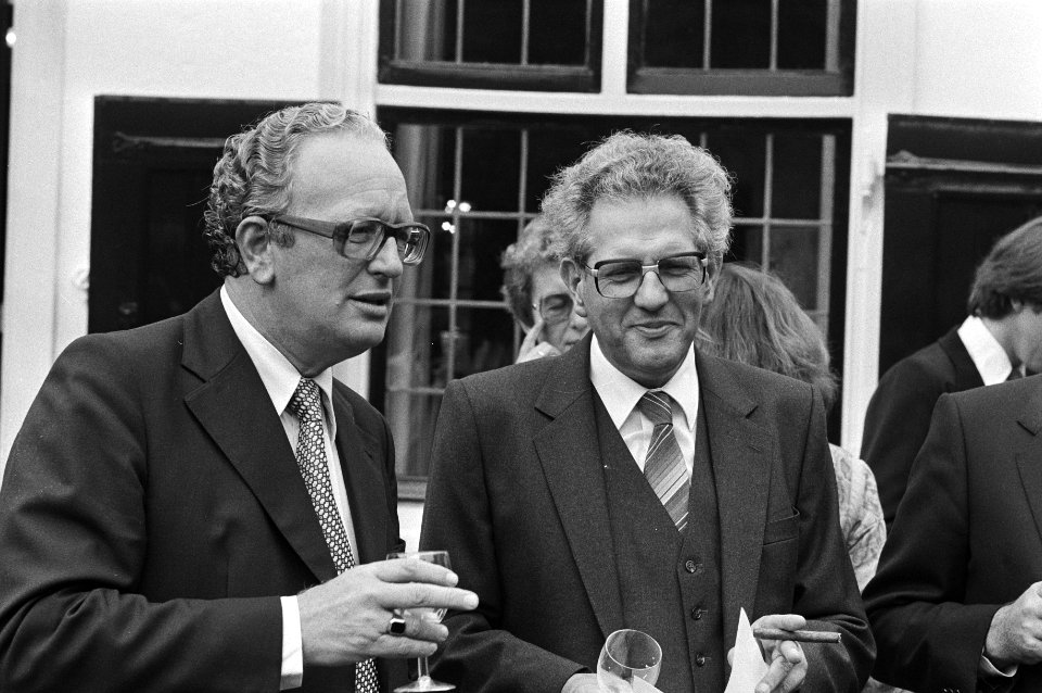Van links naar rechts Jos van Kemenade en Gerard van Leijenhorst in de tuin van, Bestanddeelnr 931-6745