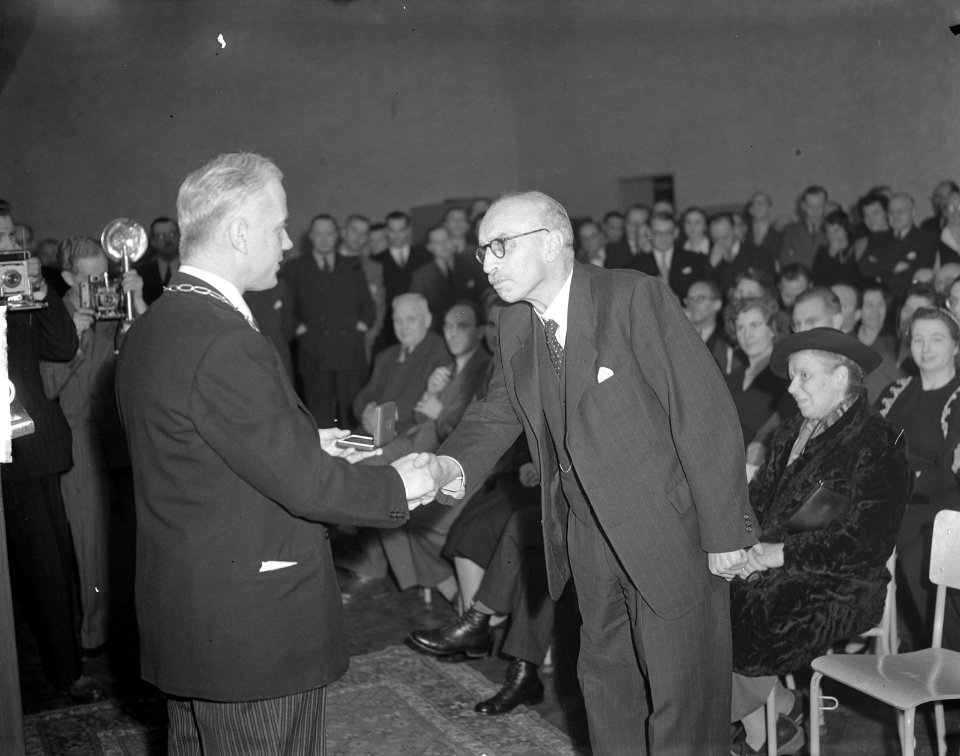 Vereniging De Amsterdamse Pers bestaat 50 jaar. Zilveren medaille van de stad…, Bestanddeelnr 904-3428