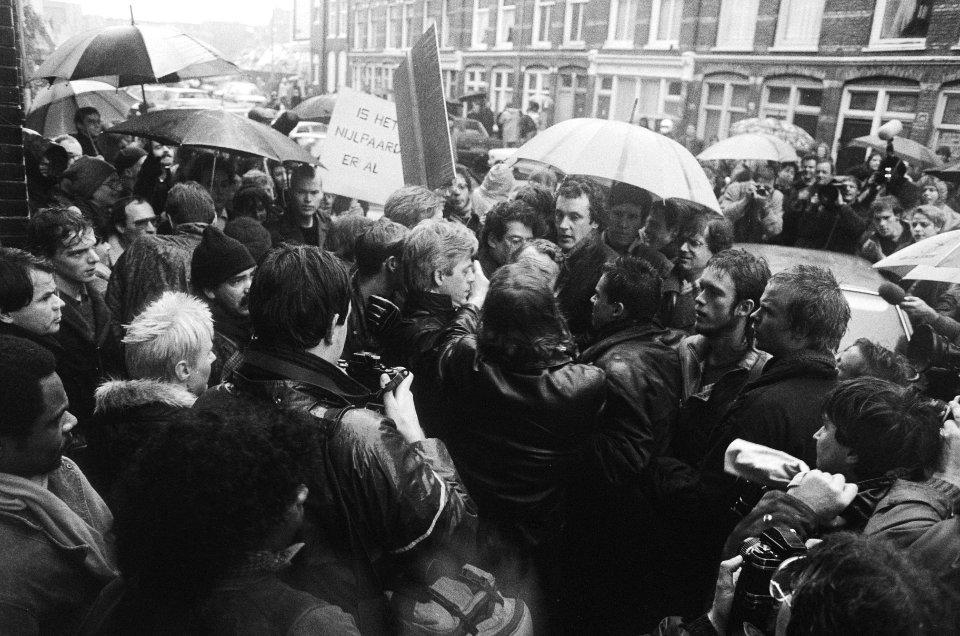 Van Thijn s bezoek aan Staatsliedenbuurt na korte tijd afgebroken omdat hem door, Bestanddeelnr 933-1874